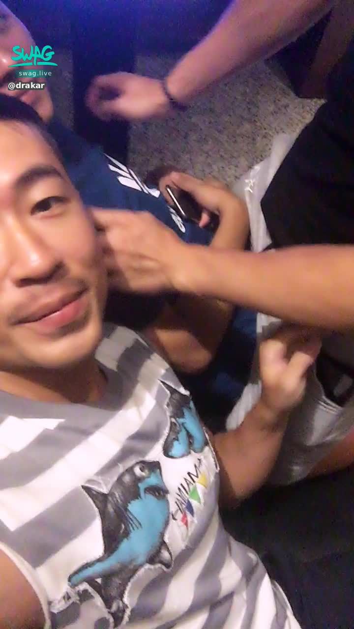 d****r : 3個人在包箱也能亂玩