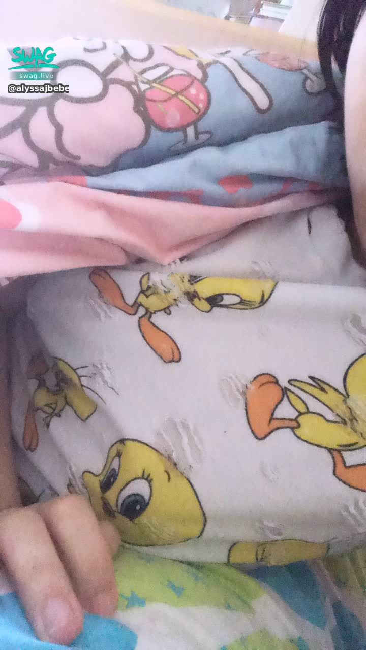 alyssajbebe : 今天8月5香港很多人都會休息 你呢？🥰