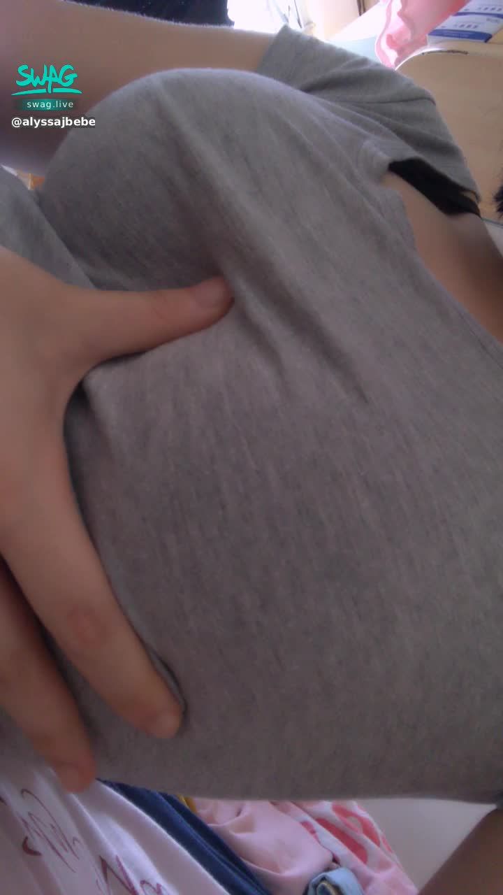 alyssajbebe : 想摸奶嗎？🤫