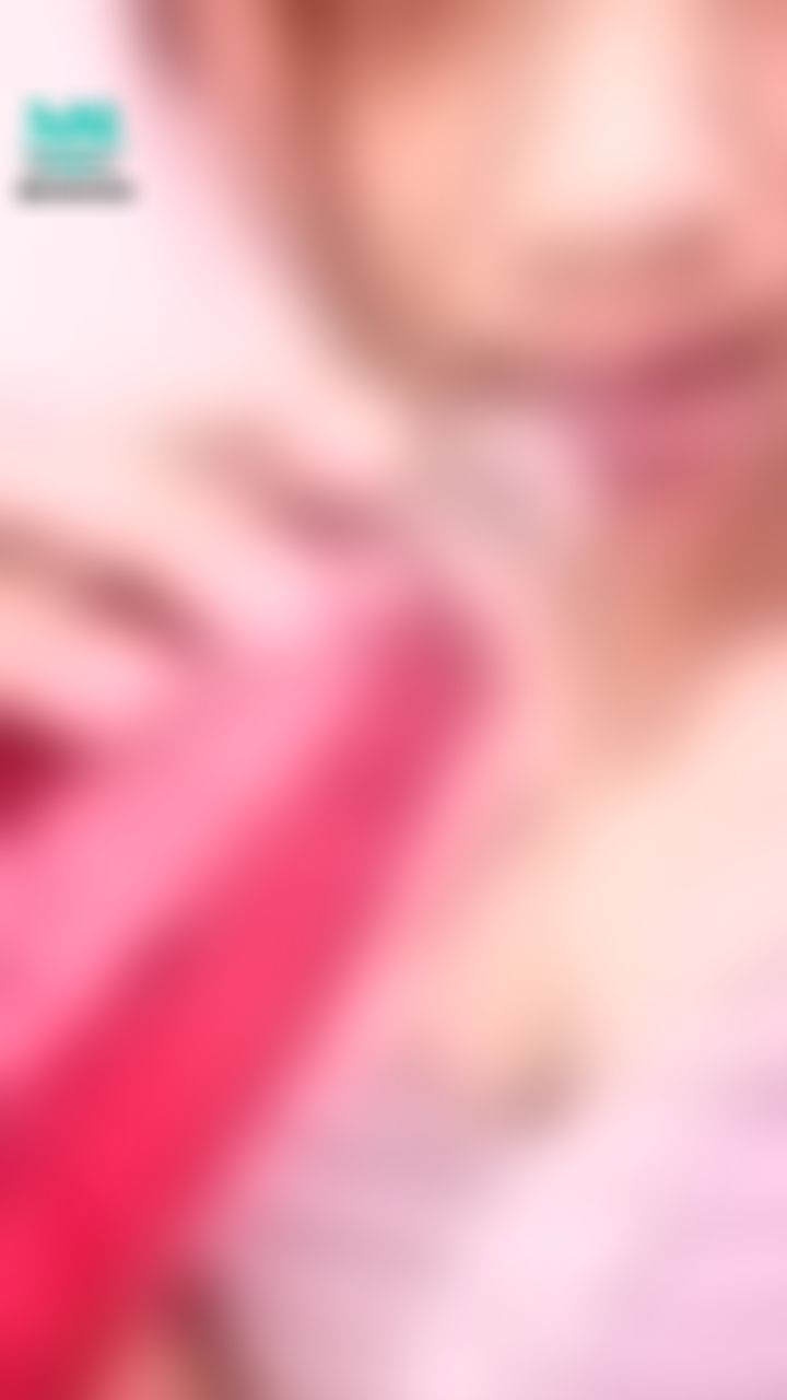 b******o : 🔥可樂瓶挑戰🔥露臉小蘿莉淫蕩舔瓶口💦配上人家的淫叫🤫誰想給我舔舒服😏搭配這樣的奶💋剛好吧？要再多嗎🈲️
