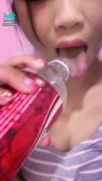 b******o : 🔥可樂瓶挑戰🔥露臉小蘿莉淫蕩舔瓶口💦配上人家的淫叫🤫誰想給我舔舒服😏搭配這樣的奶💋剛好吧?要再多嗎🈲️