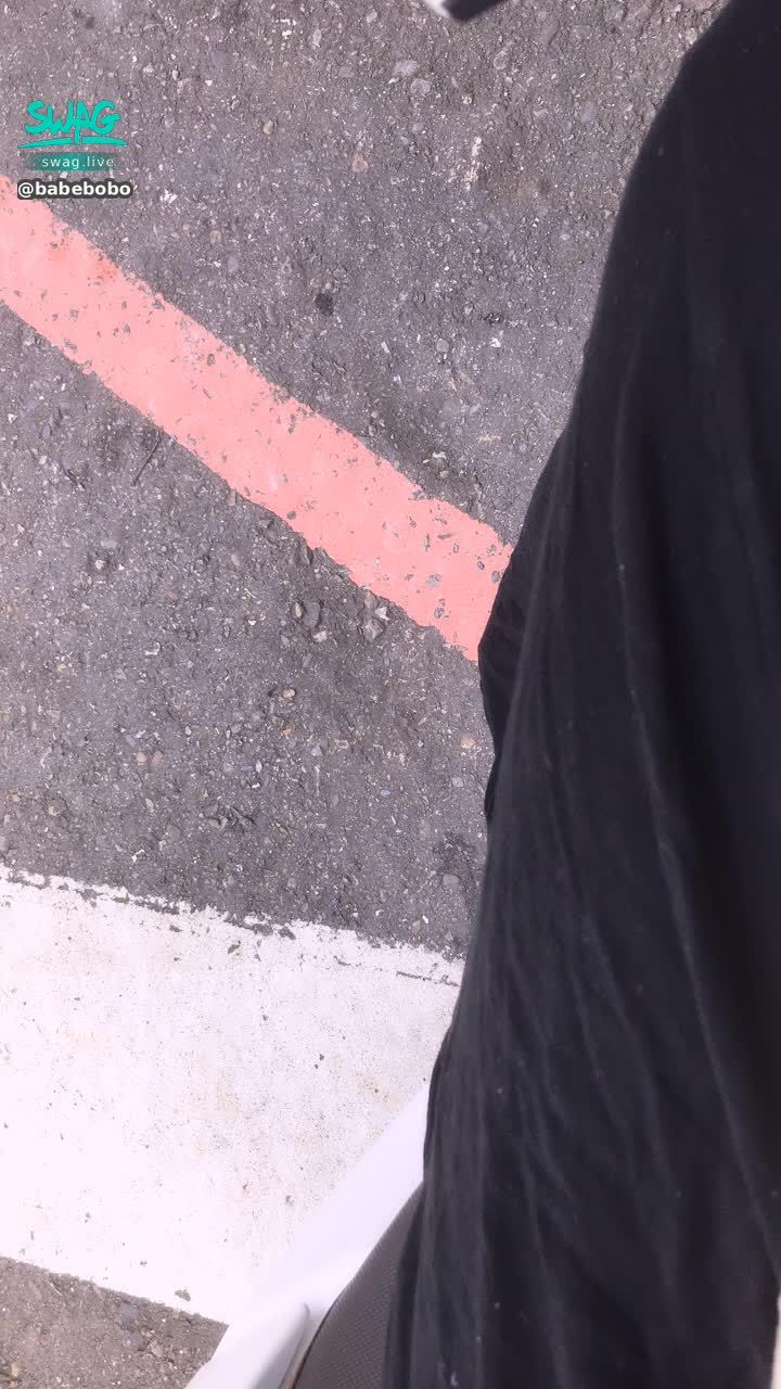 b******o : 💪🏻快下班了再撐一下🔥好熱出來送貨🥵