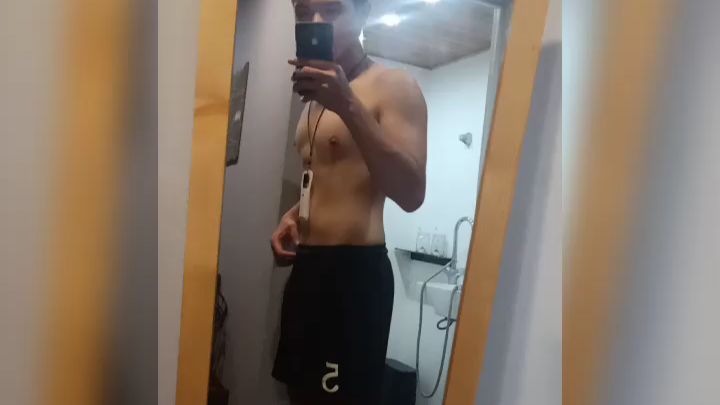 n*****y : I was in a homestay with my friends, and the mirror was sprayed with a gun in front of the full-length mirror. 🔞