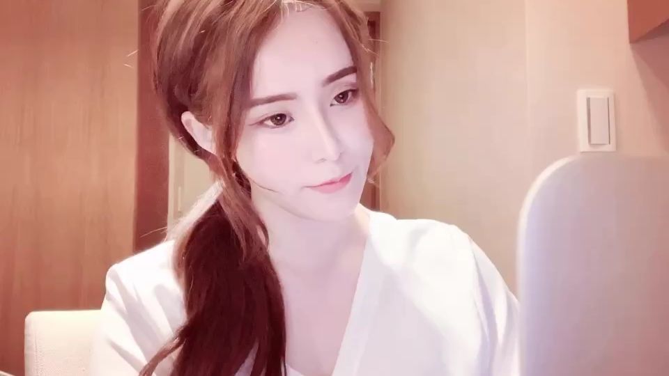  : Full-faced porn secretary giving boss blowjob under desk