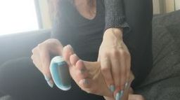 s*********s : Ever wanted to watch Sammy shave her soles to get them nice and smooth? They are so rough right now! See how many shavings come falling off!