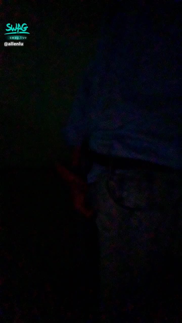 a*****u : 又好幾天沒射上班時間濕一片，只好到樓梯間把玩