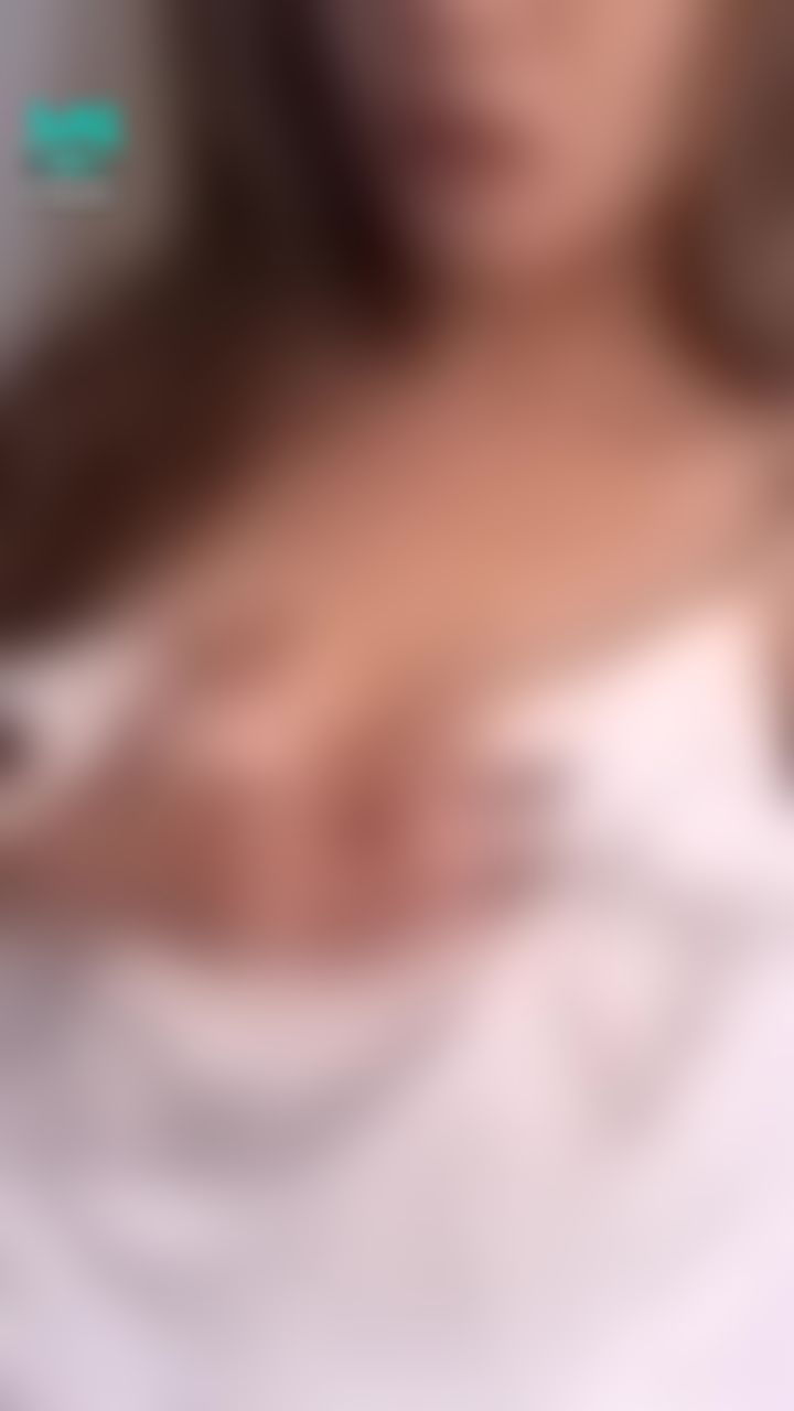  : 福利片🥰睡衣差點整個掉下來，肚子餓誰可以陪陪姊姊吃晚餐🙏