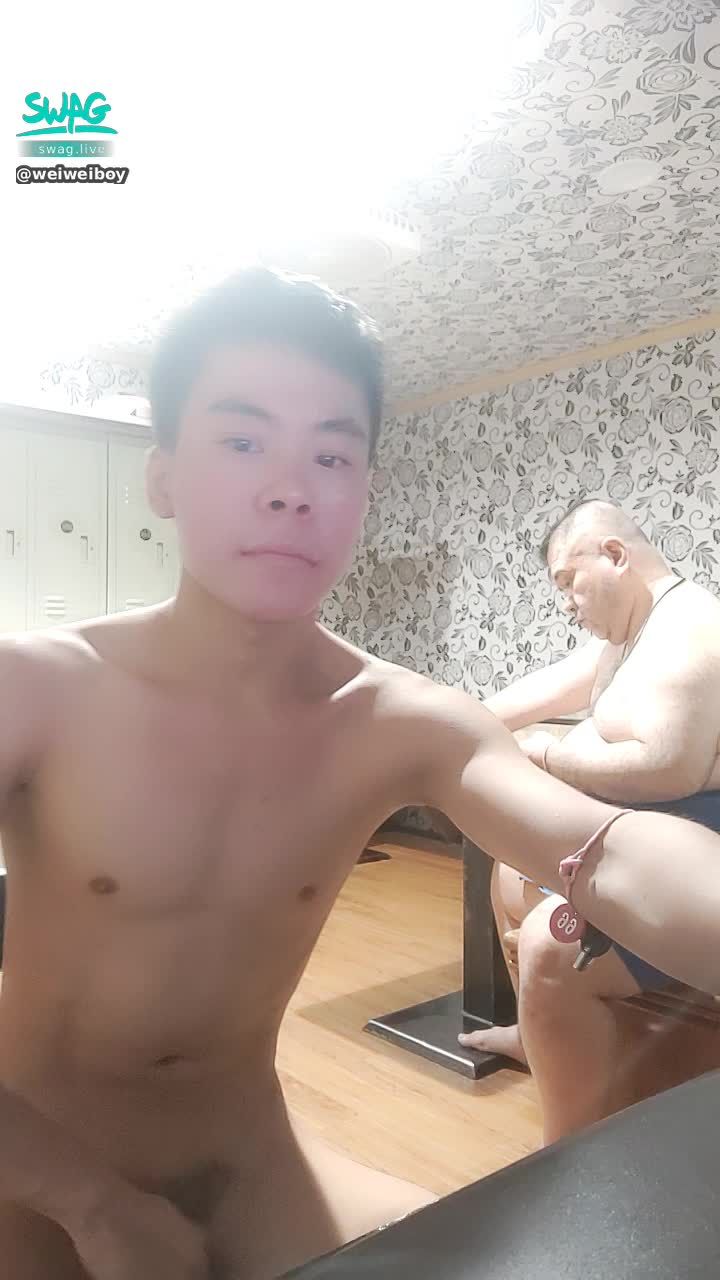  : 【全裸露臉猛尻】阿伯說   習慣成自然😂😂😂😂