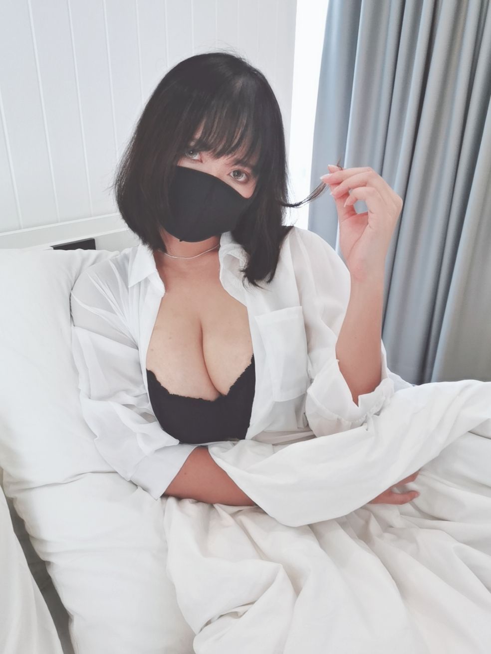 x******i : 把自己不粗的手指往小穴里深去😳😳😳兴奋时候奶头会硬硬的🙊🙊忍不住自己也想。。。
因为照片不小心删除了只好用回旧照呜呜
