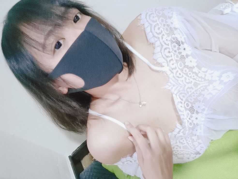 x******i : 看见一些但不让你看完 让你一整晚浑身发痒 想不想我帮你止痒呢？