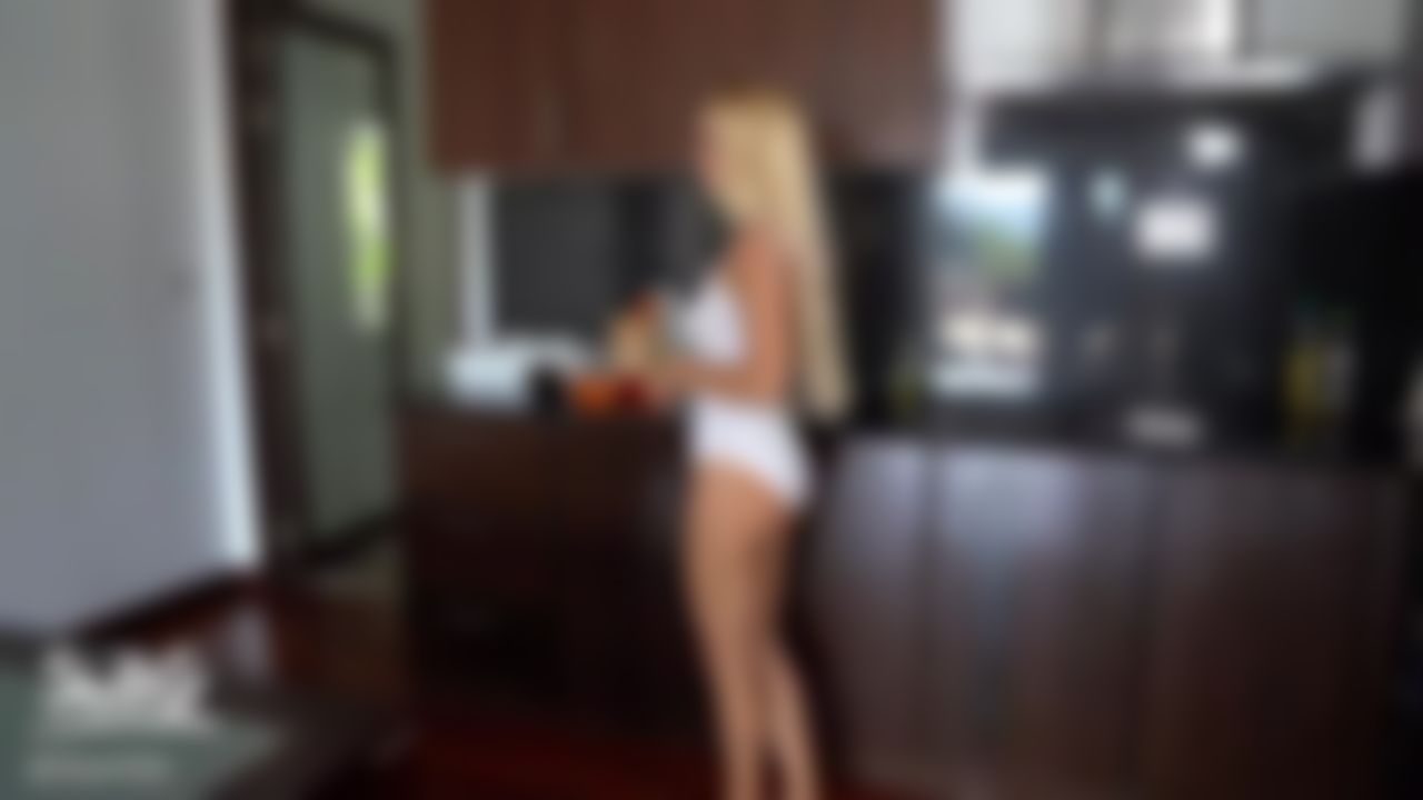  : 疯狂的涂油的女孩玩巨型香肠