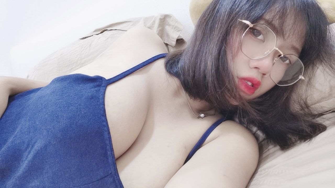 x******i : Big breasts show! Want to see clothes tucked between big breasts?
Suspender clothes and then stuffed clothes between big breasts 😳💋
A closer look at the big breasts
