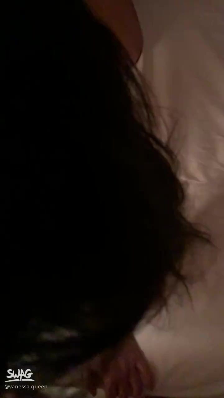 v**********n : 高清1080p
60fps高流暢露臉啪啪長片

用嘴巴和舌頭好好挑逗著肉棒
再扭著屁股求哥哥狠狠插入我流滿淫水的小穴
哥哥的肉棒在洞口滑動沾著我流出來的淫水
再一口氣插入

嘴巴也同時被其他跟肉棒抽送著
超淫蕩