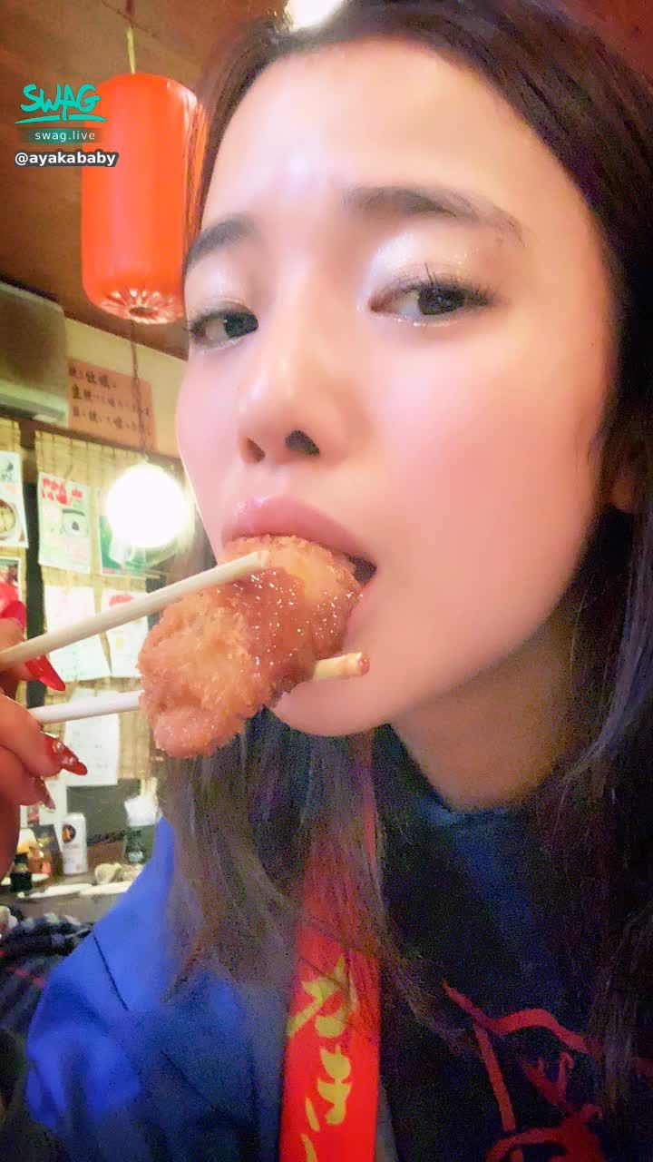 a*******y : 美味しい〜💋❤️エロくカキフライを食べるayaka笑