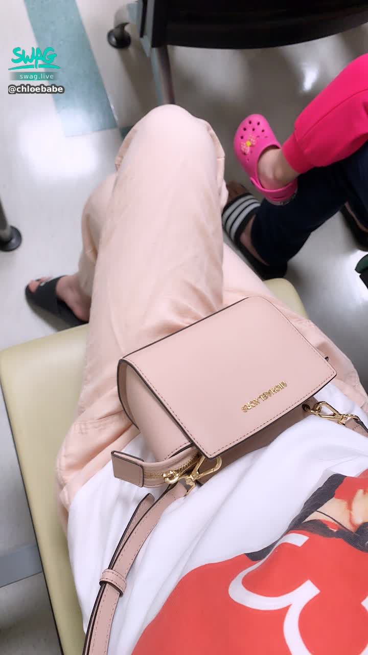  : 帶女鵝來打預防針溜❤️



🔥🔥🔥火熱必解x人妻系列xNTR控



🥺第一次說服老公，讓柔依可以和心目中的優質單男

從廁所到浴室、到桑拿房、到小房間💦💦

單男弄得人家在NTR老公面前🥺🥺🥺

不斷的淫叫、騷樣全部都被老公看得淋漓盡致惹😈

看到老公不小心勃起，只好叫來含著肉棒安慰一下QQ

>///<  最優質長片 快來解鎖小人妻❤️給你最特別🌸



👉🏻影片傳送門👉🏻https://app.swag.live/flix/5df688b713c4dab593d4e6e0