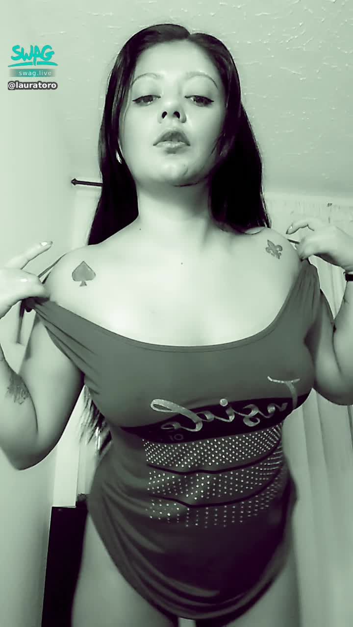  : Sexy dance with my tits out 💋🍓