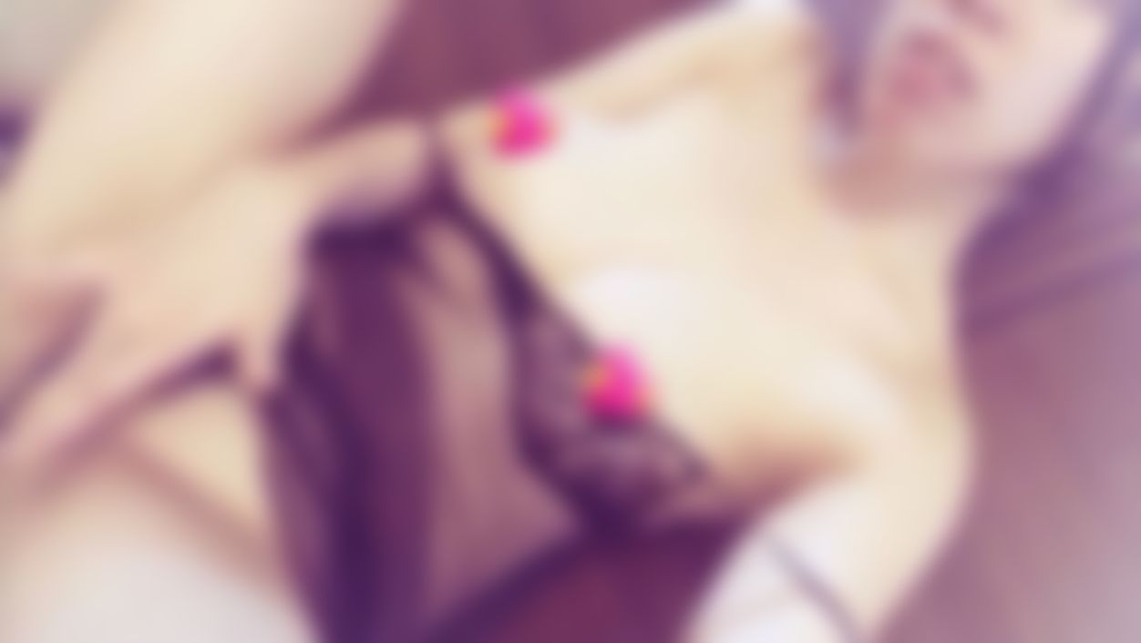 h*********y : 🔞黑色誘惑 代表刺激 代表神秘
⚠️蕾絲的透明薄紗睡衣在哥哥面前👙挑逗，已經紅腫的乳暈暗示哥哥甜心準備好了 👄等待被哥哥開箱，等你對我壞壞了💦