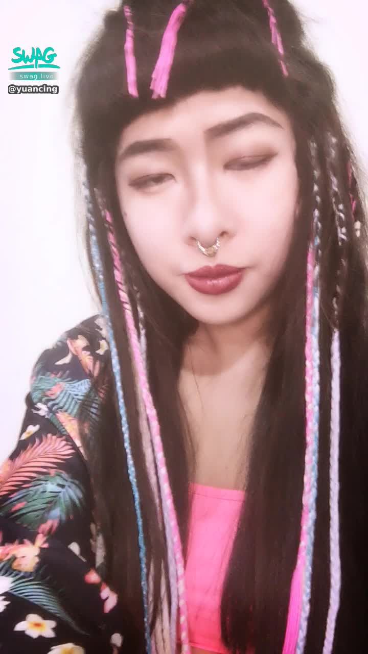 y******g : 快要放假了 再誘惑主管一天就好過年了 🤭