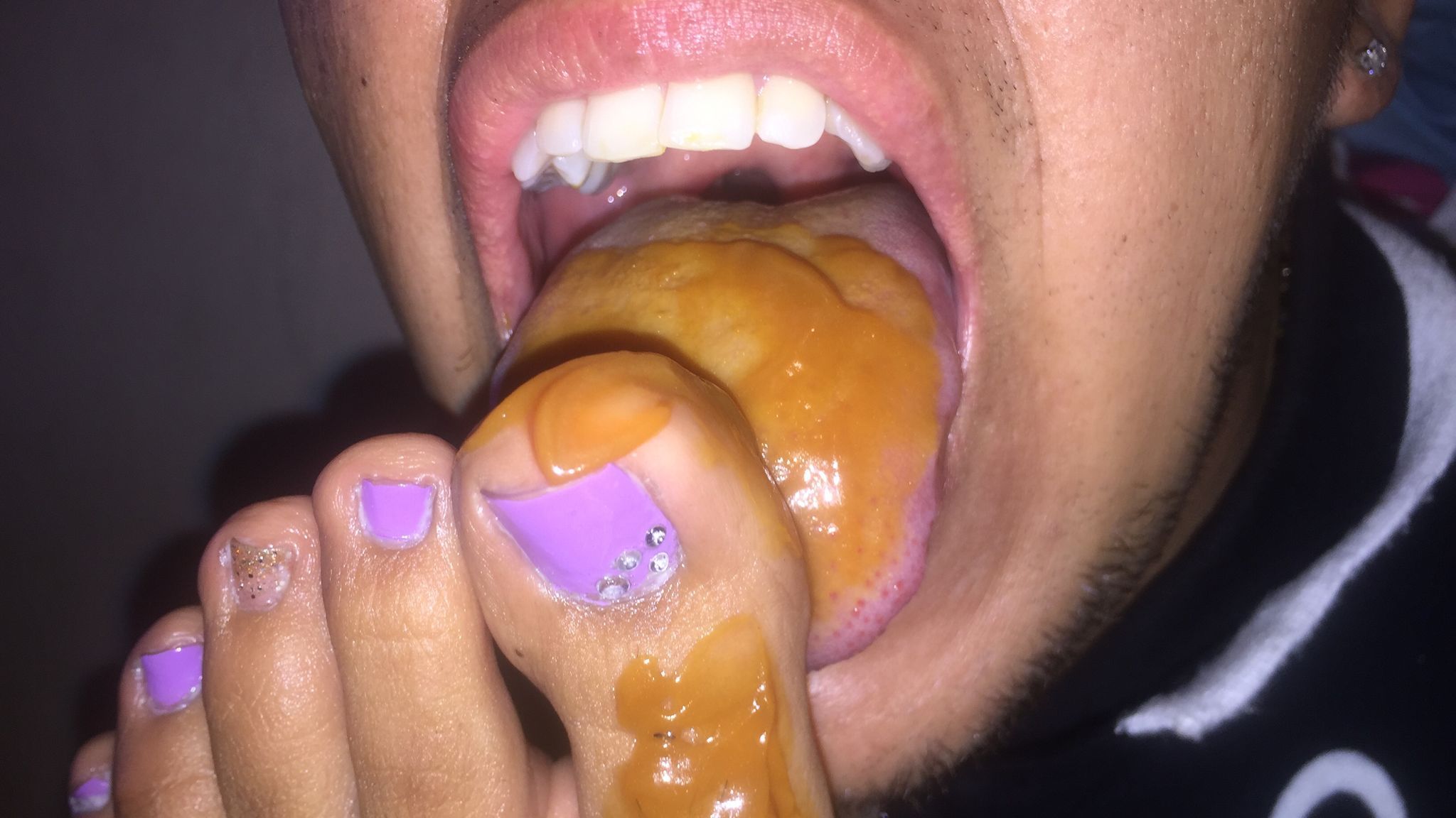  : 🔥 delicious hot latina fingers 🔥 foot rub with caramel
