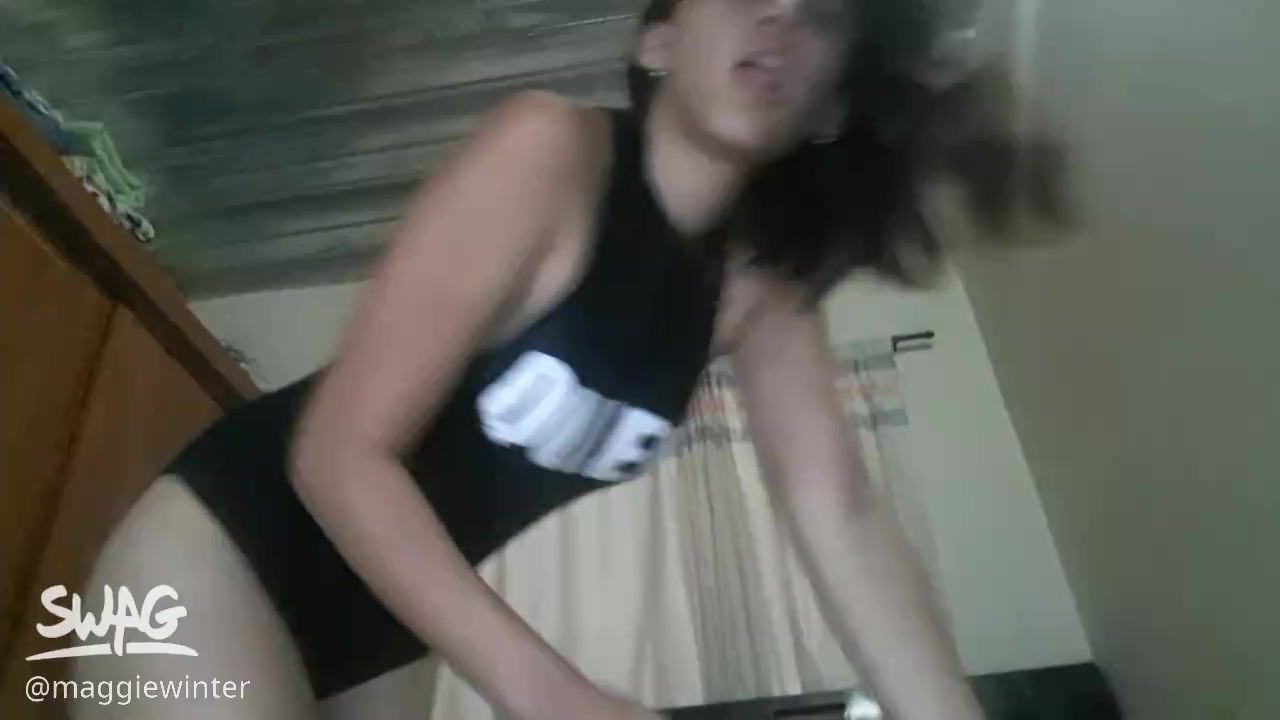 m**********r : let's explore my body
delicious strip with dance and total nude and rub pussy