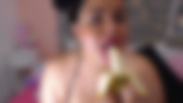  : chupando y comiendo mi banano con crema callendo por mis tetas