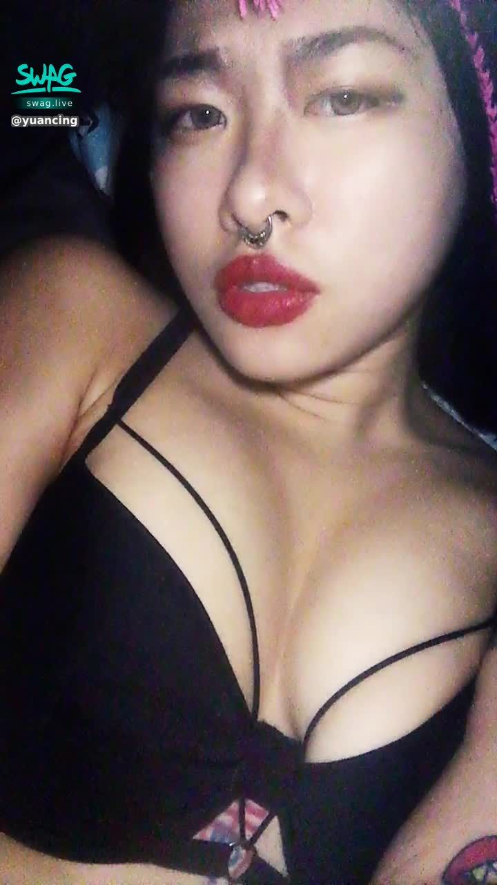 y******g : 🔞巨乳小騷貨🔞 穿內衣好緊ㄋㄋ好不舒服 想脫掉 😈😈😈🤭🤭