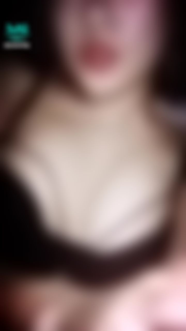  : 🔞巨乳小騷貨🔞 解掉了 頭頭跟奶子得到解放 這樣摸好害羞呦 😳😳😳😳