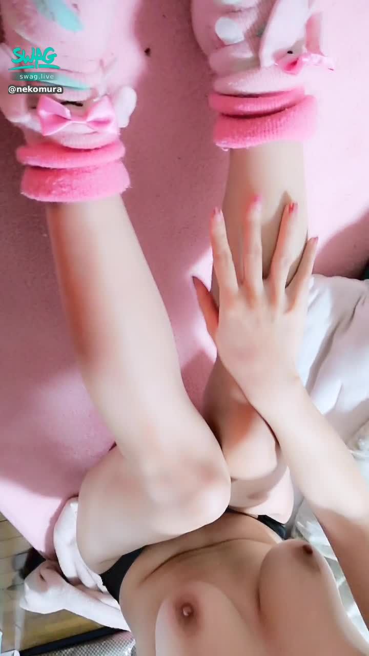 nekomura : 美脚😘寒くて靴下はいている😂