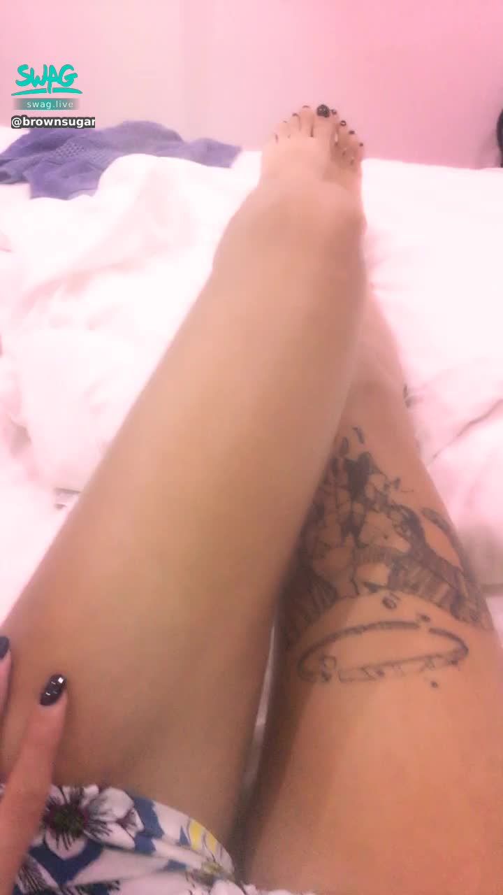 b********r : Long legs & feet