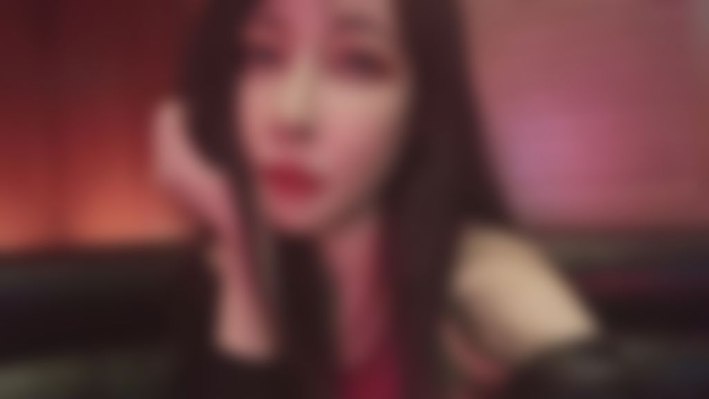 princessdolly : 寒冷的半夜隨機找路人搭訕詢問能不能一起去唱KTV🎤在包廂內隨著音樂熱舞脫衣給他欣賞🔥翹屁股蹭得他硬到不行直接來大戰一場❤️最後被粉絲要求顏射滿足他幻想已久的願望✨