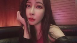princessdolly : 寒冷的半夜隨機找路人搭訕詢問能不能一起去唱KTV🎤在包廂內隨著音樂熱舞脫衣給他欣賞🔥翹屁股蹭得他硬到不行直接來大戰一場❤️最後被粉絲要求顏射滿足他幻想已久的願望✨