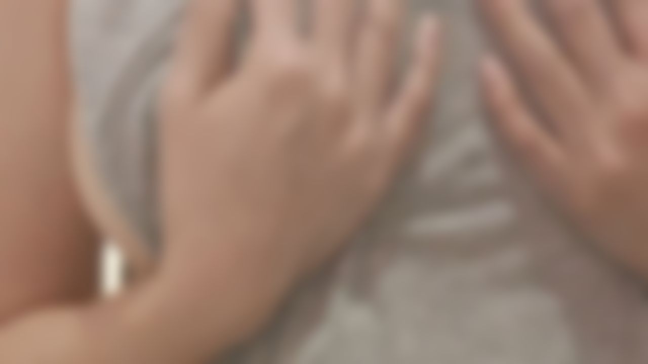 s*******s : 自摸超凸乳头❤太湿了需要把内内脱掉