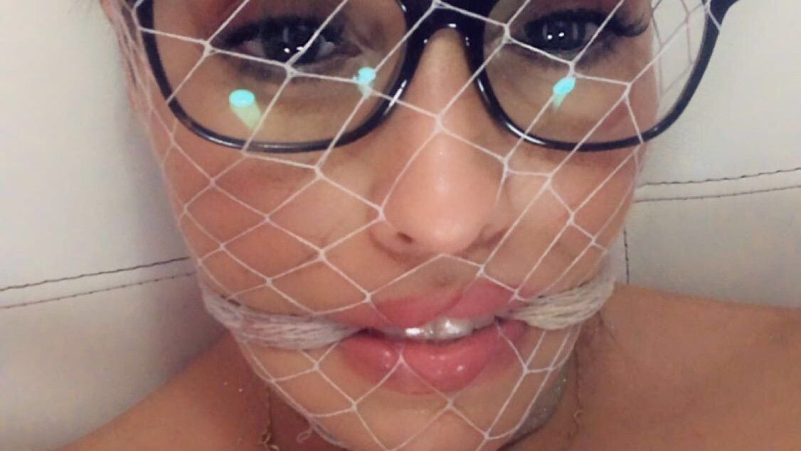 r*********n : Me gusta que me sometan y me den dolor