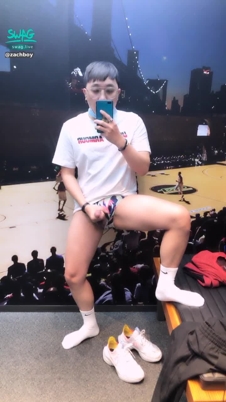  : 三角白襪在更衣室淫叫