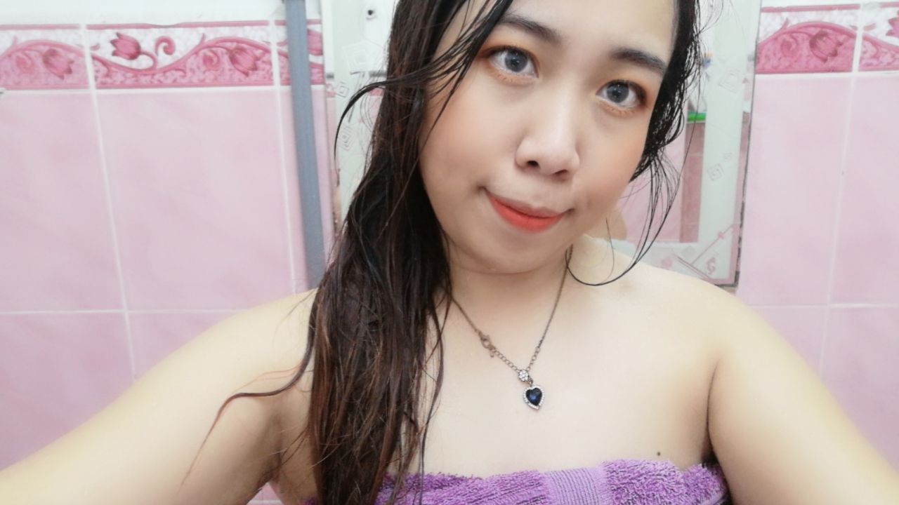 a*******i : 洗澡🛀按摩胸部，真想泡鸳鸯浴。