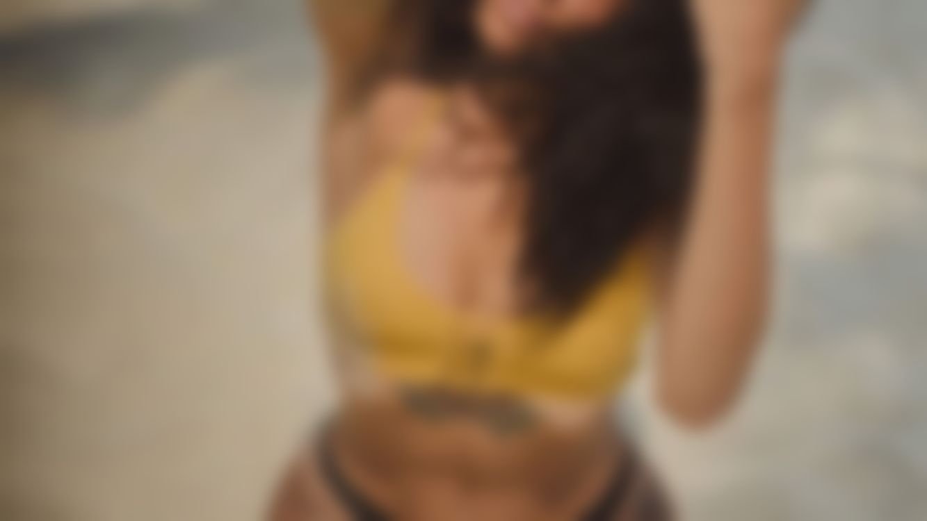 b********r : Big booty shaking