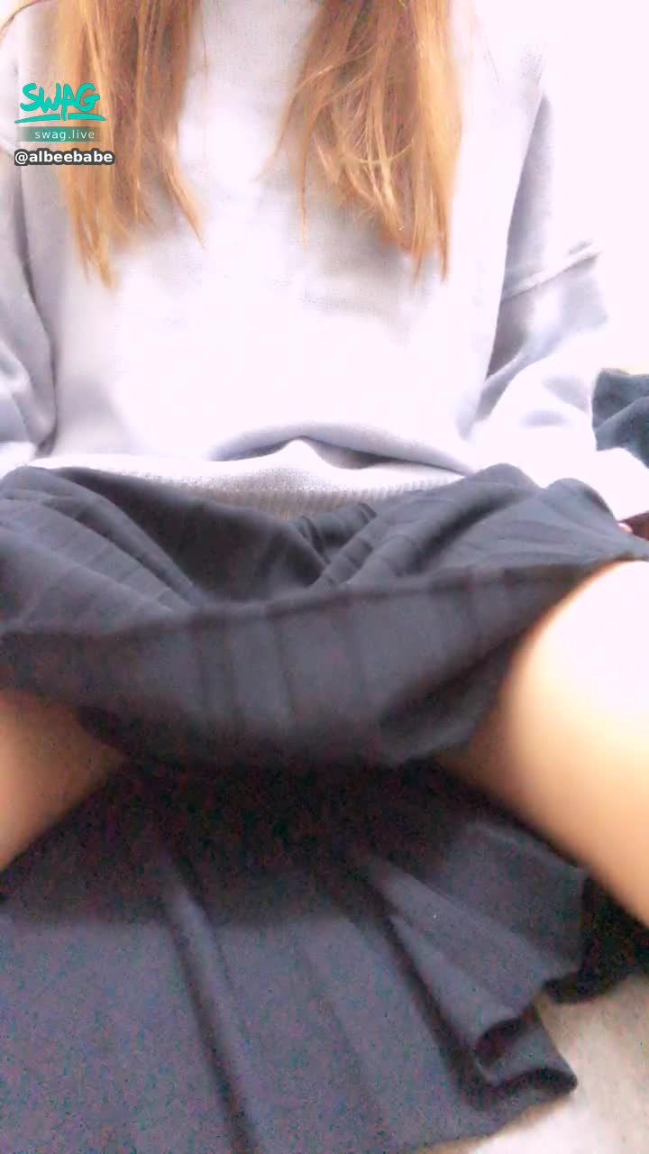 a*******e : 這種裙子有像老師嗎？😉 慢慢掀開百褶裙 應該沒有被看光光吧？！😳
