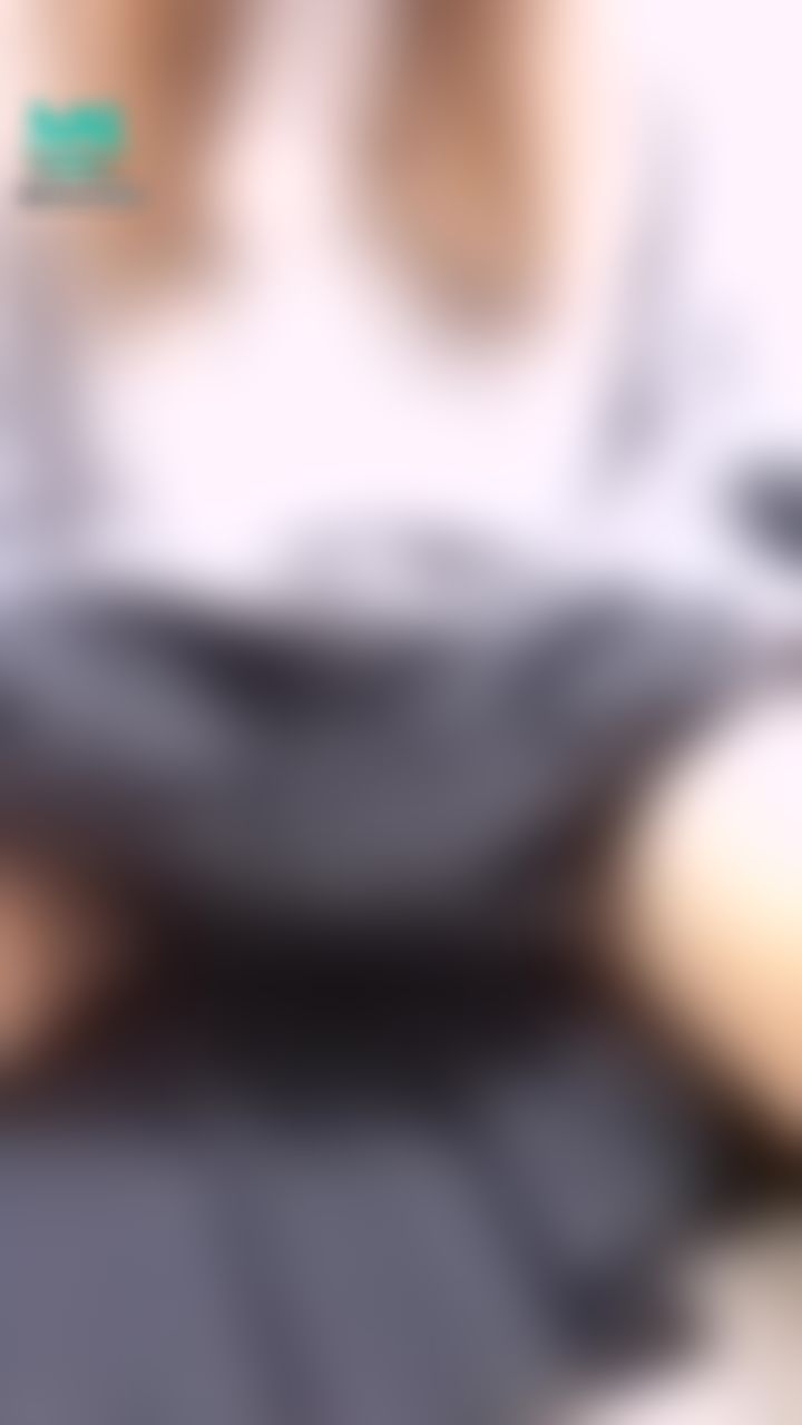  : 這種裙子有像老師嗎？😉 慢慢掀開百褶裙 應該沒有被看光光吧？！😳