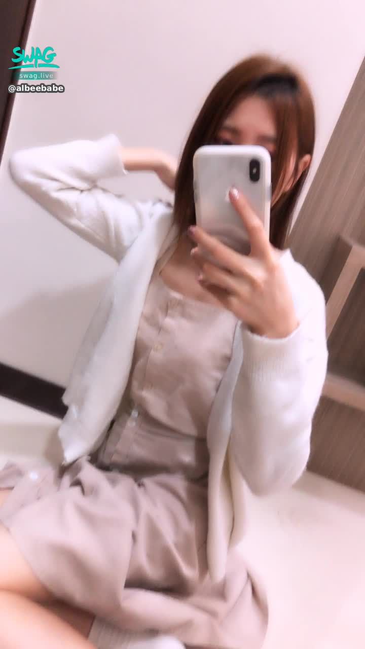 a*******e : 今日ootd😉天氣好好～るり的心情也是一百分哦～☺️但是剛剛不小心撞到床角 嗚嗚嗚 痛痛😣 可以幫我包紮傷口嗎？😢