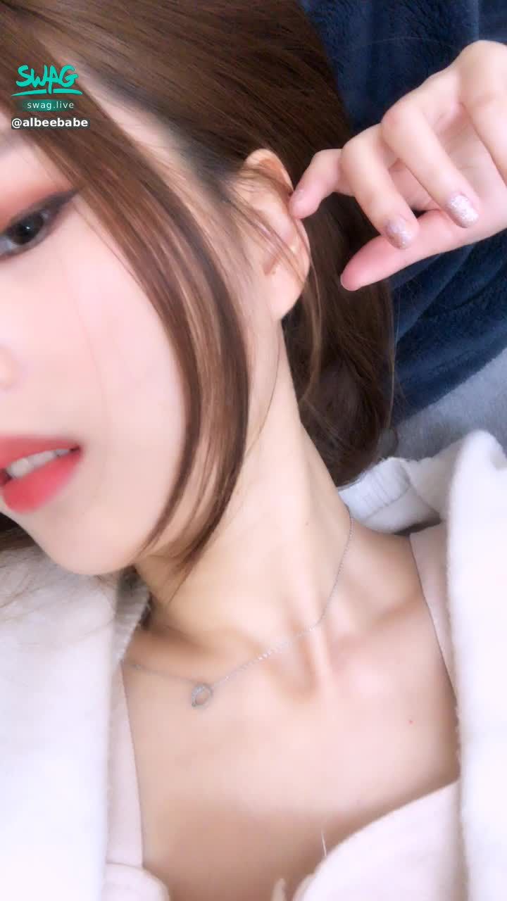 a*******e : 上課前的小偷懶一定要的吧> < 想要這樣黏在床上一輩子🥺 如果有你陪我的話 那就是最最最幸福的事了～～～☺️