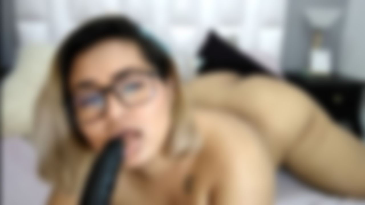  : Una mamada a mi dildo negro