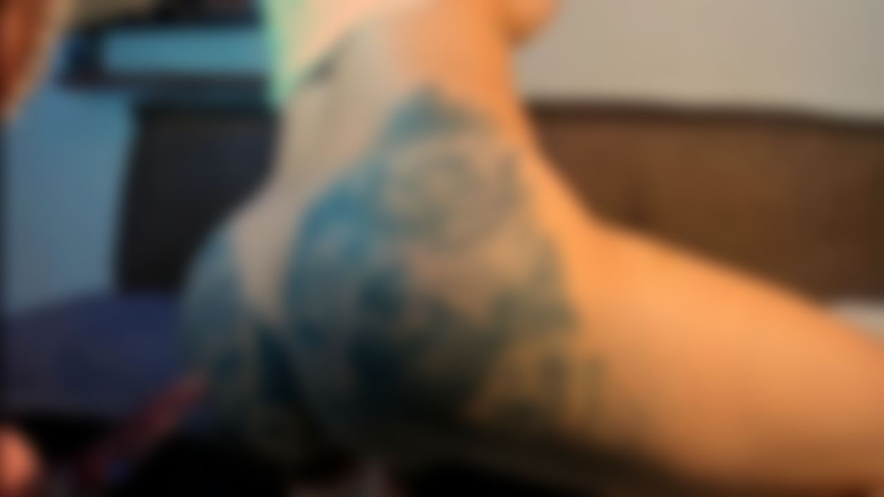 d*******a : No puedo dejar de gemir y me van a escuchar