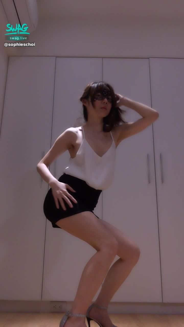 s***********e : 🔥 🔥 🔥 剛剛內衣已經脫了 就懶得穿回去了(是有多懶🤣🤣🤣) 如果不小心走光就當作送給baby的小禮物囉 🎁🎁🎁 💫 性感OL沒穿內衣大跳M字腿熱舞 💫