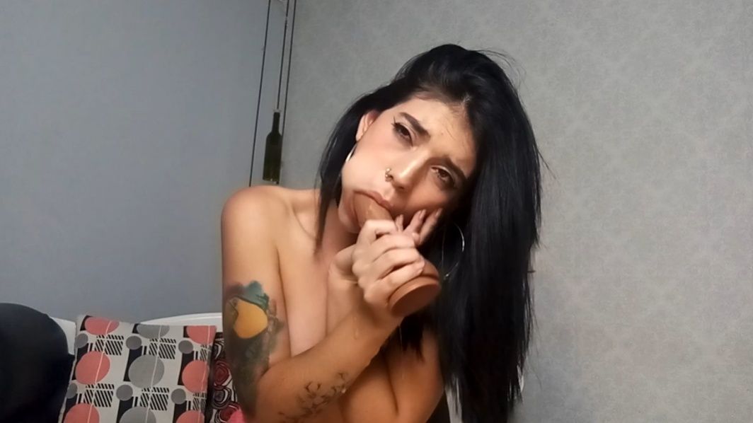 n********e : I want you to look at me while I'm sucking my toy and doing a deep throat