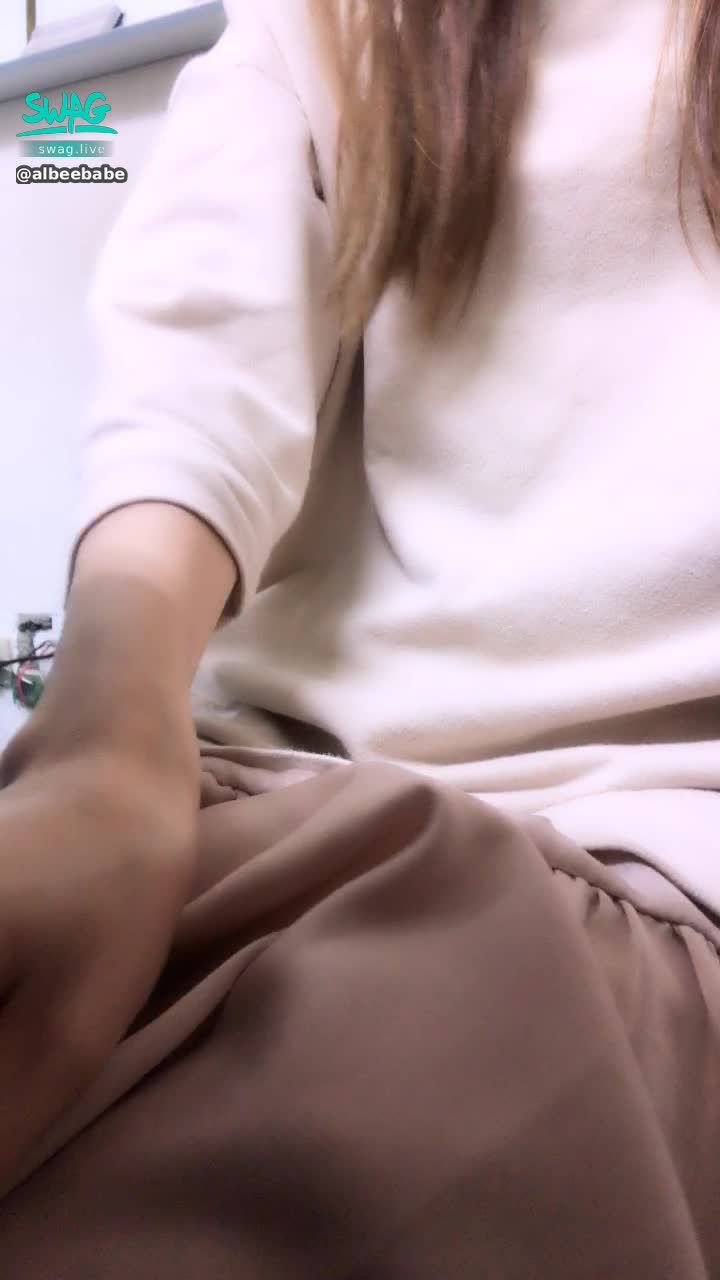a*******e : 伸進去小褲褲裏面> < 一邊舒服的撫摸一邊還要看有沒有人來😨刺激的感覺讓るり都濕濕了😳 怎麼辦⋯太舒服了⋯好想繼續下去⋯😣