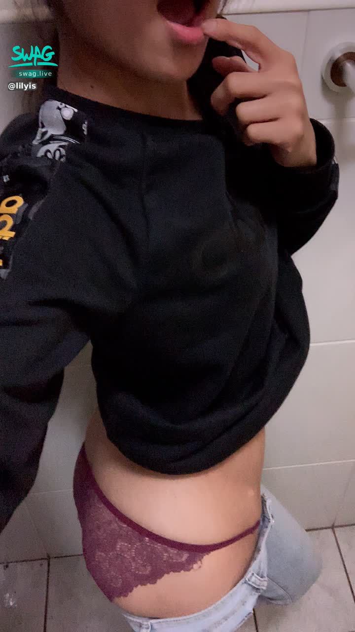 l****s : 就算是上班也是要騷一下啊。😳本週低鑽💎聊天  無聊死了 快陪我聊天❤️❤️❤️