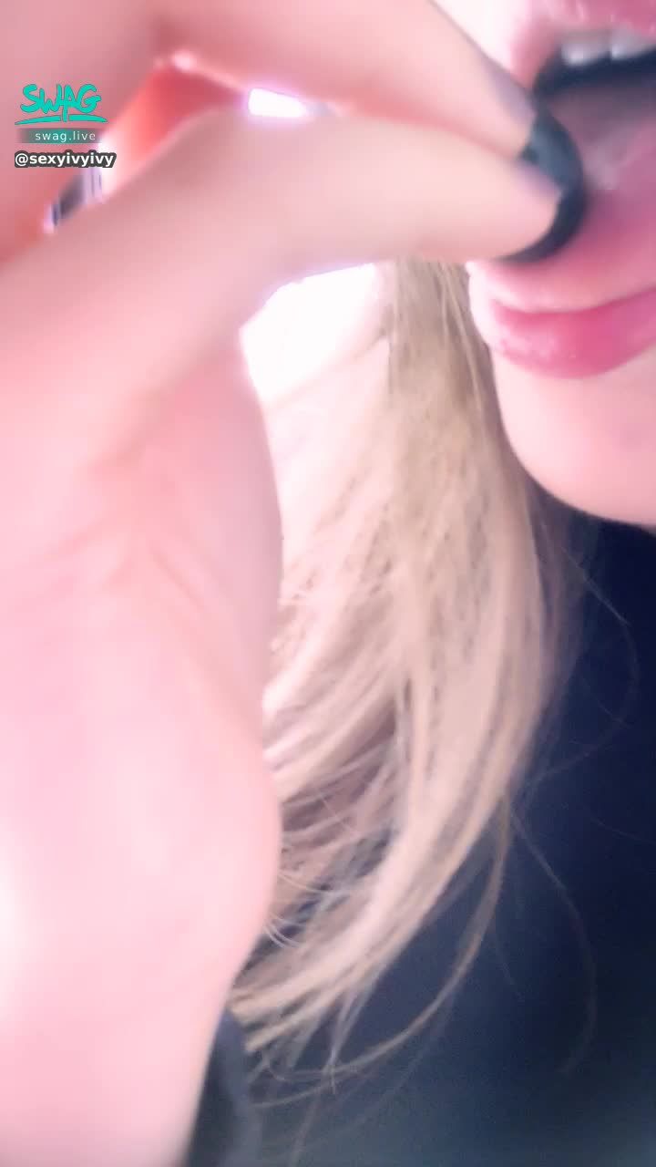 sexyivyivy : 想要在陽台跪下來幫你喊硬😈😈😈