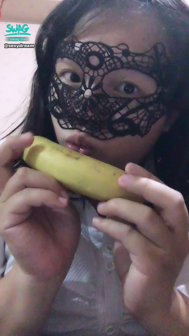 s*******m : 剛剛買了兩根香蕉🍌
你們覺得我要做什麼呢？
男友都說我很愛吃棒狀物
啊⋯⋯棒狀物都很好吃啊😋
不是嗎？

送禮🎁換片時間來囉⋯⋯
3/16晚上7:00-凌晨1:00
聊天室送跳蛋給狗狗🐶柔
即可換私藏潮吹片 或是獨家寫真照片

偷偷說 🉑️指定重口味或是美感照喔⋯⋯

很多主子們都愛問柔兒可不可以基因交流
哎呀！人家有男友啦⋯⋯
不過...循序漸進的話...😁
送🎁禮物也🉑️換跟柔柔的吃飯約會
（我在高雄市區要先預約喔！）