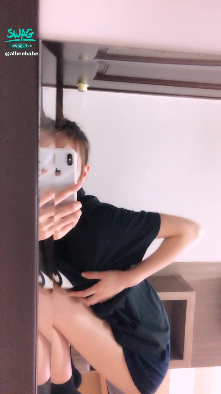 a*******e : 👘ootd系列👘 女大生發騷 在鏡前嬌嗔 屁屁翹高 揉胸+摸屁屁 手順便慰慰 要幫我摸嗎～🥺