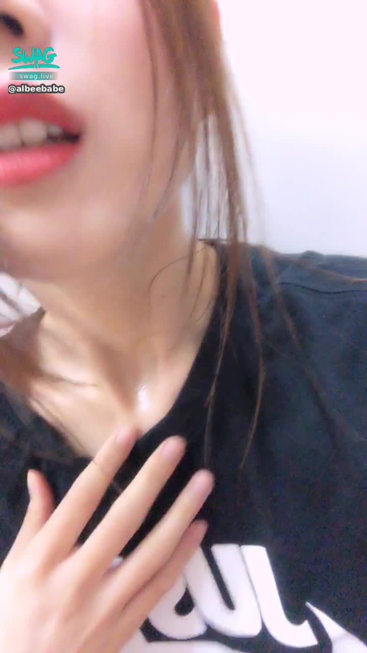 a*******e : 📖學生生活系列📖跑完步全身都濕濕黏黏的😣 好喘好喘😳好想把全部衣服脫光光 太熱了啦～～～